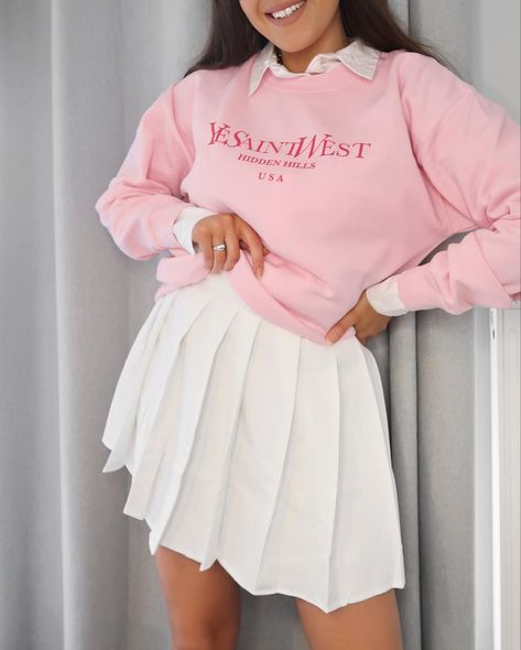 More outfits on my IG. White pleated tennis skirt paired with a shirt with a pink oversized sweatshirt outfit. Street style fashion. Casual style. Pinterest outfit. Cute skirt aesthetic. Pink Skirt With White Top, Cute Skirt Aesthetic, Sweatshirt Outfit Street Style, Pink Pleated Skirt Outfit, Tennis Skirt And Sweatshirt, Pink Tennis Skirt Outfit, Long Tennis Skirt, White Pleated Skirt Outfit, Pink Tshirt Outfit