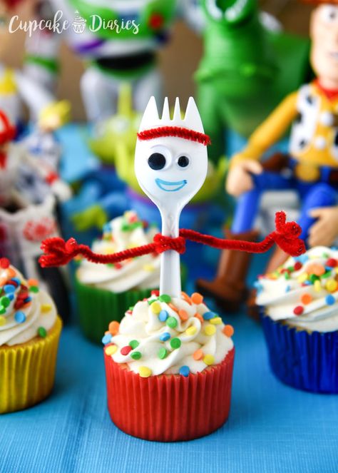 Forky Cupcakes, Toy Story Birthday Cake, Cupcake Toy, Toy Story Cupcakes, Cupcake Diaries, Toy Story Party Decorations, Toy Story Cakes, Toy Story Birthday Party, Rainbow Cupcakes