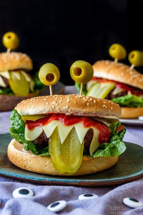 Halloween Dinner Party Food, Homemade Burger Patties, Monster Burger, Fun Halloween Appetizers, Veggie Burger Patties, Spooky Halloween Desserts, Monster Food, Easy Halloween Snacks, Halloween Food Appetizers