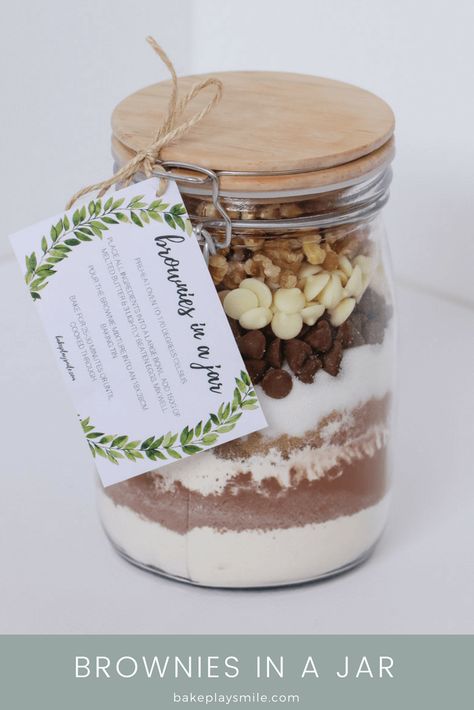 'BROWNIES IN A JAR' make the perfect homemade gift for a teacher, friend or neighbour. Includes a FREE PRINTABLE RECIPE LABEL GIFT TAG.   #brownies #browniesinajar #jar #homemade #gifts #dit #christmas Brownies In A Jar, Mason Jar Cookies, Gift For A Teacher, Free Printable Gifts, Mason Jar Meals, Christmas Food Gifts, Free Printable Gift Tags, Creative Diy Gifts, Christmas Hamper