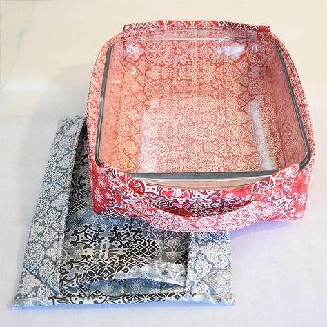 Easily Handle Hot Dishes with These Fabric Baskets - Quilting Digest Sew Ins, Beginner Sewing Projects Easy, Small Sewing Projects, Fabric Baskets, Sewing Projects For Beginners, Easy Sewing Projects, Sewing Gifts, Sewing For Beginners, Hot Pads