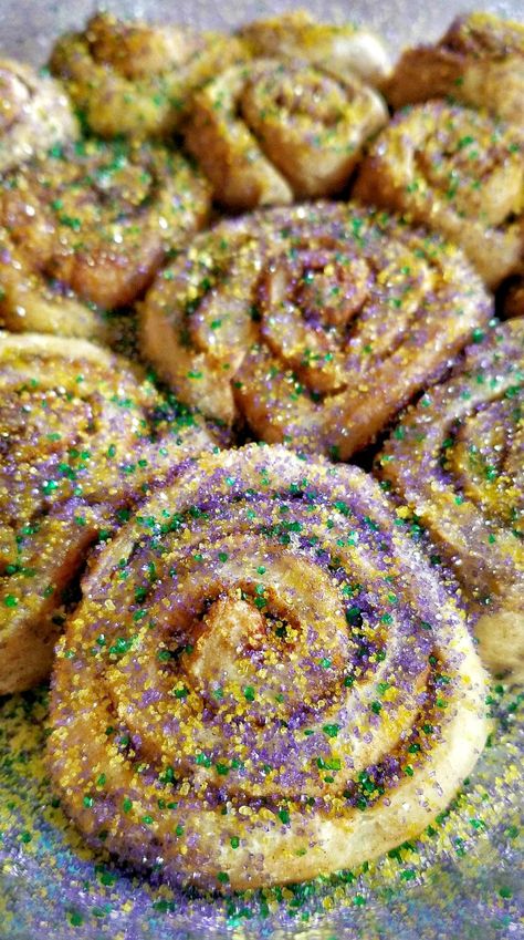 Mardi Gras Party Food, Mardi Gras Desserts, Two Ingredient Dough, King Cakes, Greek Yogurt Flavors, Mardi Gras King Cake, Mardi Gras Food, Two Ingredient, Mardi Gras Costumes