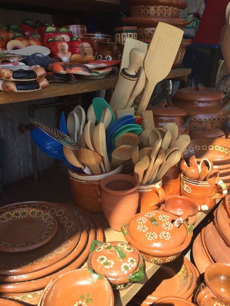 Mexican Culture Art, Mexican Kitchens, Living In Mexico, Mexico Culture, Mexican Home, Mexican Decor, Mexican Girl, Mexican American, Mexican Pottery