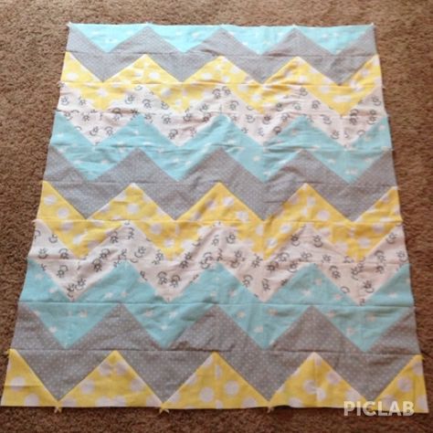 Diy Rag Quilt, Chevron Quilt Tutorials, Chevron Baby Quilts, Chevron Quilt Pattern, Spool Quilt, Baby Doll Bed, Diy Mommy, Chevron Baby Blankets, Elephant Quilt