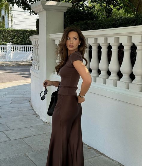 Silky Elegant Dress, Maxi Skirt Outfit Dressy, Brown Midi Skirt Outfit Fall, Silk Button Down Dress Outfit, Maxi Skirt Classy Outfit, Classy Midi Skirt Outfits, Casual Elegant Outfits Autumn, Burgundy Long Skirt Outfit, Wine Mom Outfit