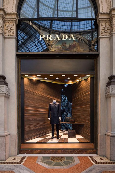 Prada Bodybuilding Food, Display Visual Merchandising, Fashion Window Display, Fatloss Transformation, Luxury Windows, Window Display Retail, Decoration Vitrine, Store Design Boutique, Visual Merchandising Displays