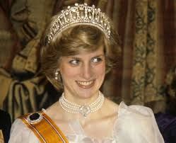 Quién usa hoy las joyas de la princesa Diana? Diana Earrings, Queen Icon, State Banquet, Japanese Pearls, White Evening Gowns, Royal Party, Hampton Court Palace, Queen Mother, Diana Spencer