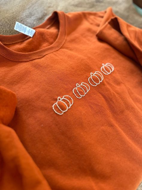 Hand embroidered pumpkin crew neck perfect for fall! Cute Embroidered Crewneck, Hand Embroidered Christmas Gifts, Diy Crewneck Sweatshirt Ideas Iron On, Diy Fall Sweatshirts, Sweatshirt Hand Embroidery, Fall Sweater Embroidery, Hand Embroidered Sweaters, Fall Sweatshirt Vinyl, Embroidered Fall Sweatshirt