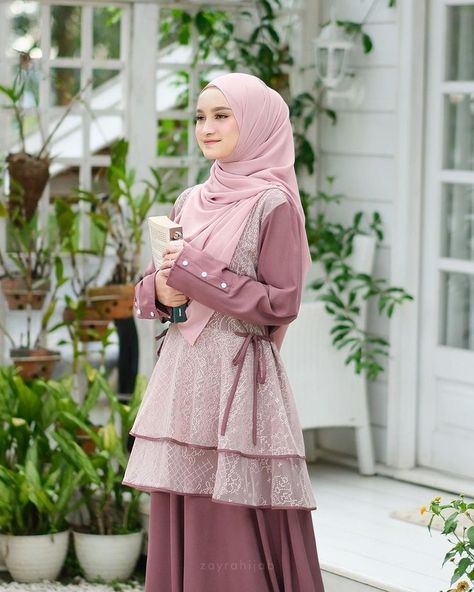 5 Model Gamis Brokat Kombinasi Polos Terbaru untuk Lebaran 2024, Bikin Tampil Modis - Plus.Kapanlagi.com Batik Simple, Pengantin Modern, Outfit Ideas Muslim, Mix And Match Outfits Hijab, Batik Kombinasi, Model Gamis, Outfits Hijab, Outfit Hijab, Handmade Wire Jewelry