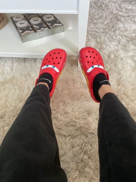 Special Edition Crocs, Lightning Mcqueen Crocs Outfit, Red Crocs Outfit, Lighting Mcqueen Crocs, Outfits To Wear With Crocs, Cars Crocs, Lightning Mcqueen Crocs, Croc Outfits, Crocs Aesthetic