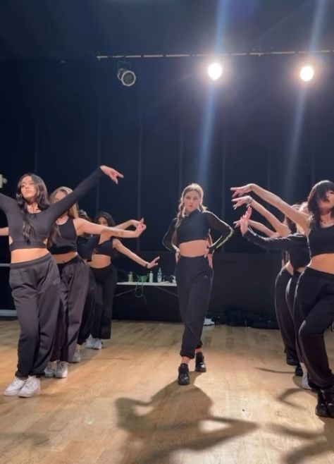 Aesthetic Dance Pictures Hip Hop, Dancer Astethic Hip Hop, Dance Choreographer Aesthetic, Dancer Life Aesthetic, Backup Dancer Aesthetic, Dance Hip Hop Aesthetic, Bailar Aesthetic, Dancer Lifestyle Aesthetic, Dancing Aesthetic Hip Hop