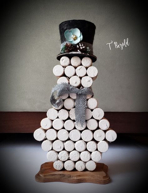 Wine cork snowman using Dollar Tree items Wine Cork Snowman, Cork Snowman, Cork Christmas Tree, Wine Cork Diy Projects, Wine Cork Christmas, Wine Cork Crafts Christmas, Cork Diy Projects, Wine Cork Christmas Tree, Cork Christmas