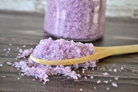 Lavender Vanilla Salt Scrub #DIY. How to make salt scrub. Homemade Salt Scrub, Vanilla Salt, Diy Bath Salt, Salt Scrub Diy, Salt Scrub Recipe, Diy Scrubs, Diy Sugar Scrub Recipe, Bath Scrub, Salt Scrubs