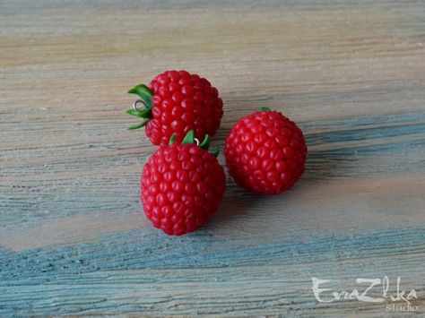 polymer clay raspberry Raspberry Reference, Beaded Raspberry, Polymer Clay Raspberry, Raspberry Jewelry, Raspberry Necklace, Clay Food, Diy Clay, Polymer Clay Jewelry, Clay Jewelry