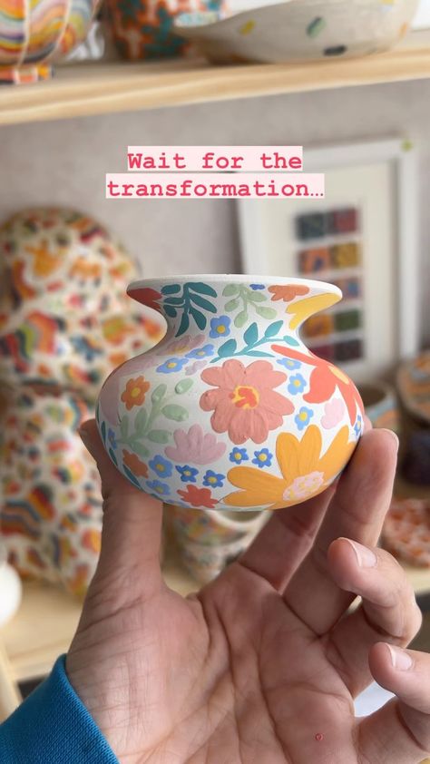 Floral Ceramic Vase, Vase Decorating Ideas Pottery, Clay Flower Vase Painting Ideas, Painted Pottery Flowers, Pottery Painted Vase, Things To Make As Gifts, Paint Your Own Pottery Vase, Flower Vase Pottery Painting, Floral Ceramic Painting