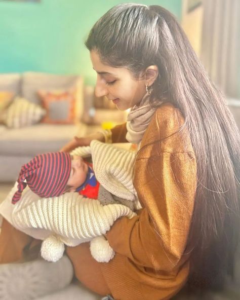 Mawra Hocane stepping into the role of a cool aunt. 💕 @mawrellous . . #MawraHocane #aunt #relationships #relationshipgoals❤️ #fyp #pakistanicelebrity #celebs #celeblife #celebfamily #fypシ #foryoupagе #foryourpagе #instagood #instadaily #njedit Mawra Hocane, Relationship Goals, Celebrities