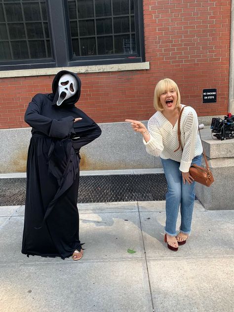 Ghost Face And Drew Barrymore, Scream Costume Duo, Ghost Face Halloween Costume, Scary Couple Halloween Costumes, Scary Costume Ideas, Drew Barrymore Scream, Ghost Face Costume, Casey Becker, Scary Couples Costumes