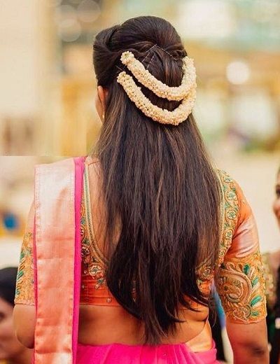 Gajra Hairstyles for Wedding and Engagement Gajra Hairstyles Open Short Hair, Gajra In Open Hair, Gajara Hairstyle Open Hair, Gajra Hairstyles Open, Gajra Braid, Gajra Hairstyles Buns, Hairstyle With Gajra, Hairstyle For Parties, Mogra Gajra