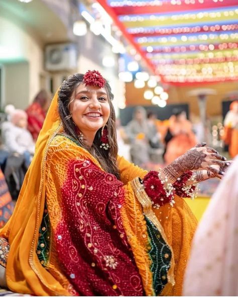 Dholki Ideas, Aesthetic Bride, Haldi Dress, Pre Bridal, Pakistani Party Wear Dresses, Floral Henna, Floral Henna Designs, Mehendi Outfits, Makeup And Hairstyle