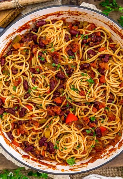 Simple and delicious, this oil free Vegan Chili-ghetti comes together in 35 minutes and great for busy weeknights. #wholefoodplantbased #vegan #oilfree #glutenfree #plantbased | monkeyandmekitchenadventures.com Wfpbno Recipes, Healthy Chilli, Vegan Pastas, Whole Food Plant Based Recipes, Mcdougall Diet, Veg Pasta, Budget Vegan, Monkey And Me Kitchen Adventures, Monkey And Me