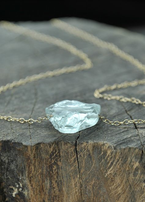 Capsule Jewelry, Jewelry Aquamarine, Raw Stone Jewelry, Diamond Bar Necklace, Raw Aquamarine, Raw Gemstone Jewelry, Nice Jewelry, Beading Crafts, Raw Crystal Necklace