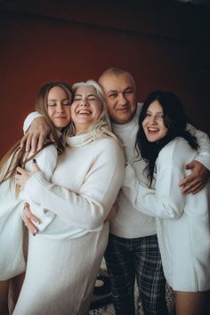 Adult Family Photography, Big Family Photo Shoot Ideas, Adult Family Photos, Studio Family Portraits, Family Photo Studio, Big Family Photos, Group Picture Poses, Family Studio Photography, Christmas Family Photoshoot