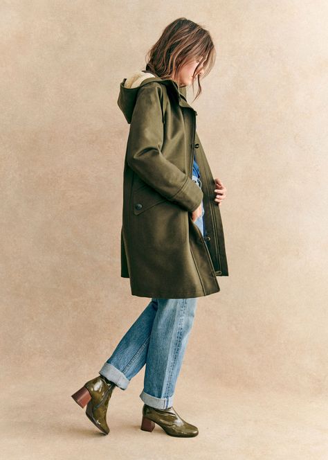 Sézane quilted parka with beige sheepskin hood to tighten with a cord. Sezane Winter, Wardrobe Plan, Wardrobe Overhaul, Cranberry Christmas, 2024 Wardrobe, Earth Style, Winter Coat Outfits, Khaki Coat, Smart Jackets