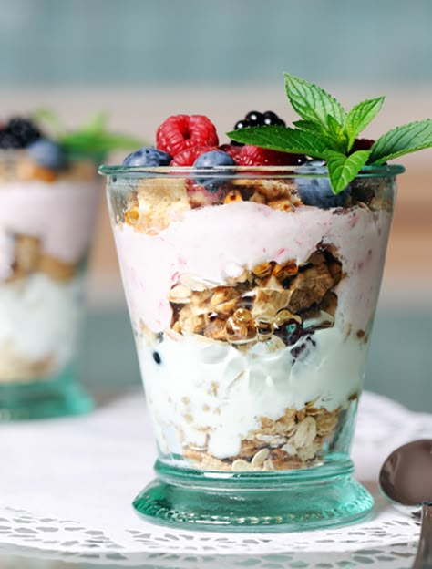 8 Weight Watchers Snacks with 3 Points or Less! #weightwatchers #healthyrecipes #lowcalorie Healthy Parfait Recipes, Healthy Parfait, Berry Parfait, Weight Watchers Snacks, Parfait Recipes, Weight Watchers Desserts, Workout Snacks, Ww Recipes, Lunch Snacks