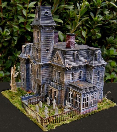 Gothic House Exterior, Addams Family House, House Diorama, Goth Houses, Haunted House Diy, Ho Scale Buildings, Fairytale House, Sims 4 House Building, Sims Building