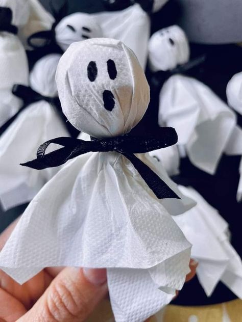 Decoracion Hallowen Ideas, Halloween Crafts Diy Projects, Spooky Diy, Dekorasi Halloween, Halloween Fest, Homemade Halloween Decorations, Halloween Cards Handmade, Adornos Halloween, Homemade Halloween