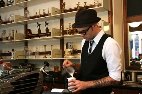 20090915-stumptown-barista Male Barista Outfit, Mixologist Bartender Uniform, Bar Tender Uniform, Barista Uniform Coffee Shop, Barista Tattoo, Barista Working, Barista Outfit, Retro Chic Fashion, Industrial Coffee Shop