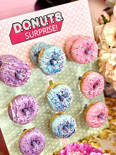 Monse's LOL Suprise Dolls Birthday party | CatchMyParty.com Lol Surprise Donuts Ideas, Lol Theme Birthday Party Ideas, Birthday Lol Surprise, Lol Party Ideas, Surprise Party Decorations, Lol Surprise Birthday Party, Lol Doll Party, Birthday Lol, Lol Birthday Party