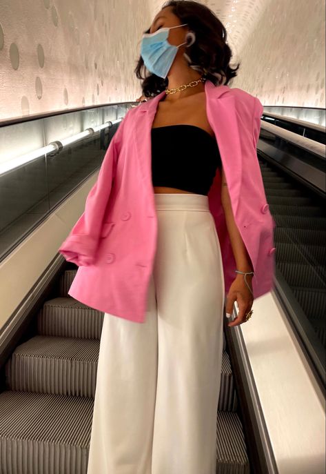 White pant. Pantalón blanco. Pink blazer. Blazer rosado. Outfit formal. Formal outfit. Color pop Neutral With Pop Of Color Outfit, Casual Elegant Outfits, Color Outfits, Neutral Outfit, Formal Outfit, Style Tips, Colourful Outfits, Elegant Outfit, Neutral Colors