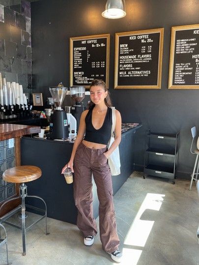 Coffee Shop Ootd Aesthetic, Cafe Shop Outfit, Outfits To Wear To A Coffee Shop, Getting Coffee Outfit, Coffee Pants Outfits, Coffee Barista Outfit, Jeans Cafe Outfit, Cool Barista Outfit, Cafe Outfit Summer