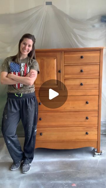 Modern Pine Furniture, Old Bedroom Furniture Makeover, Two Toned Furniture, Midcentury Dresser, Diy Old Furniture Makeover, Old Furniture Makeover, Vintage Dresser Makeover, Dresser Flips, Furniture Makeover Inspiration