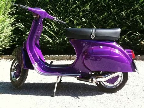 Vespa Smallframe, Easy Dragon Drawings, Purple Car, Vespa Vintage, Purple Decor, Power Colors, Scooter Girl, Vespa Scooters, Motor Scooters