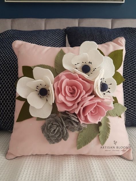 Felt Flower Pillow, Spring Throw Pillows, Felt Cushion, Pillows Decorative Diy, Felt Flowers Diy, Felt Roses, Pillow Crafts, Easy Paper Crafts Diy, Chic Pillows