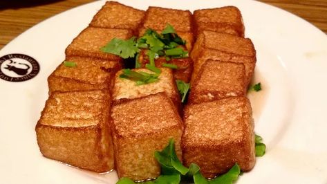 Boil Tofu Instead of Pressing It to Reduce Moisture Deep Fried Tofu, Cooking Tofu, I Want Food, Random Recipes, Firm Tofu, Soy Recipes, Crispy Tofu, Vegetarian Meals, Vegetarian Cooking