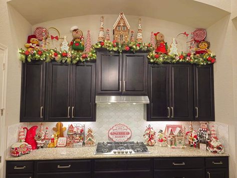 Christmas Above Cabinets Decor, Above Cabinet Christmas Decor, Above Cabinet Decor, Gingerbread Kitchen, Navidad Natural, Christmas Decorations Apartment, Christmas Movie Night, Gingerbread Christmas Decor, Christmas Tree Decorating Themes