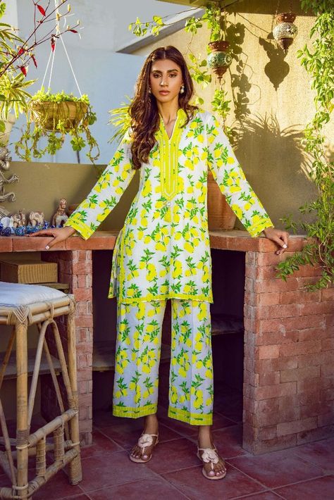 New Suit Design, Cotton Suit Designs, Statement Shirts, Stylish Kurtis Design, Pakistani Designer Clothes, Salwar Designs, Pakistani Fashion Casual, Stylish Short Dresses, Style Guru