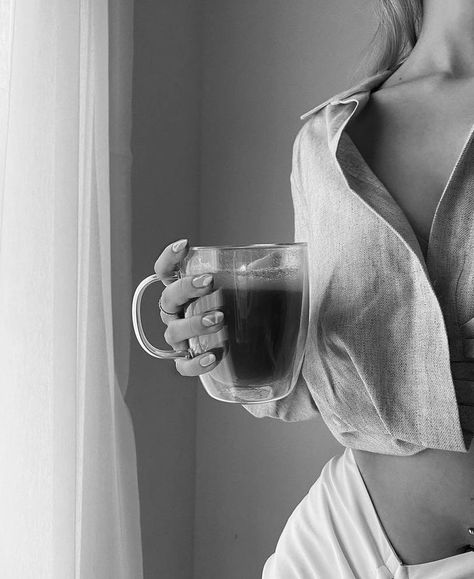 Coffee Selfie, Organic Coffee Beans, Coffee Milkshake, Dancing On My Own, Birthday Fits, Body Photography, Coffee Girl, Fashion Photography Poses, Organic Coffee