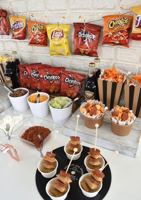 mesas de botanas para fiestas sencillas Cheap Backyard Birthday Party Ideas, Tacobar Party, Walking Taco Bar, Taco Bar Party, Bonfire Birthday, Party Food Bars, Walking Taco, Walking Tacos, Graduation Party Foods