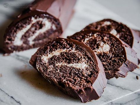 Chocolate Swiss Roll Cake, Low Carb Chocolate Cake, Chocolate Roulade, Chocolate Swiss Roll, Chocolate Roll Cake, Swiss Roll Cake, Keto Christmas, Cake Wraps, Chocolate Roll