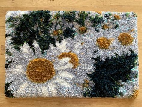 Shady Daisies Latch Hook Rug Pattern Latch Hook Patterns Free, Latch Hook Patterns Charts Free, Lach Hook Rug, Latch Hook Rugs Patterns, Hook Rug Patterns, Daisy Rug, Needle Punch Rug, Designer Drawing, Punch Rug