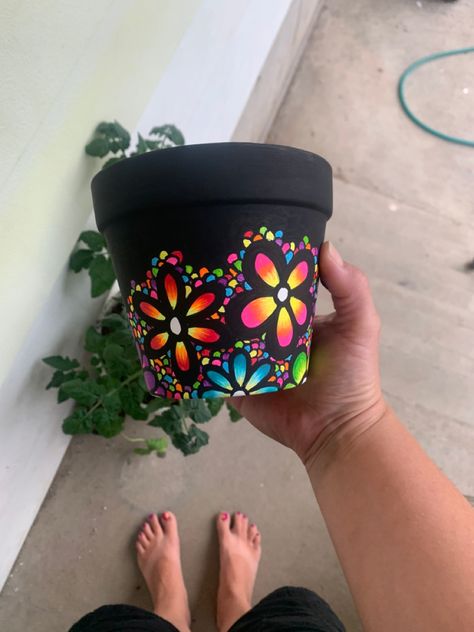 Mexican Flower Pot Painting Ideas, Flower Pot Painting Ideas Creative, Terra Cotta Pot Painting, Plant Pots Crafts, Painted Flower Pot, Plants And Pots, Terra Cotta Pot Crafts Diy, Clay Pot Projects, Flower Pot Art