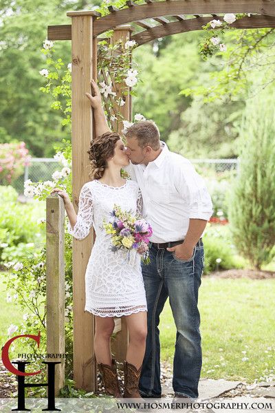 A rustic farm, garden wedding in Ohio! So beautiful, love this pic {Chelsie Nicole Photography} Short Country Wedding Dress, Country Style Wedding Dresses, Vow Renewal Dress, Country Style Wedding, Crochet White, Boda Mexicana, Wedding Vows Renewal, Country Wedding Dresses, Wedding Dresses Photos