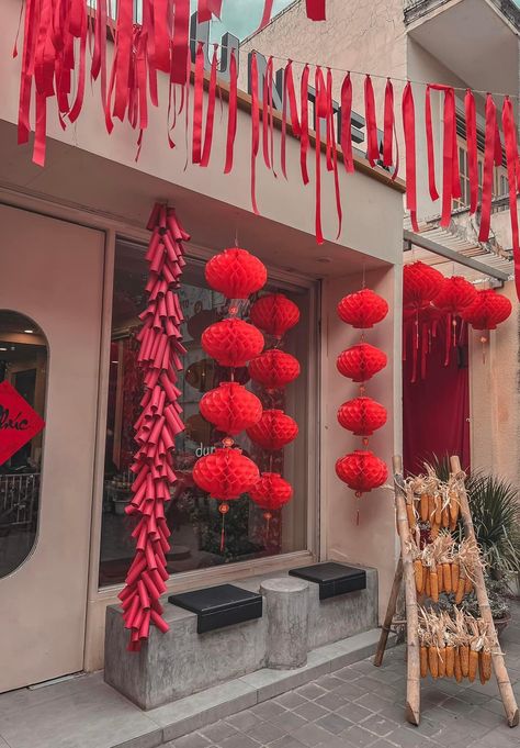 Asian Party Decorations Diy, Lunar New Year Home Decor, Cny Decoration Ideas, Asian Party Decorations, Chinese Theme Parties, China New Year, Asian Party Themes, Chinese Christmas, Lan Party