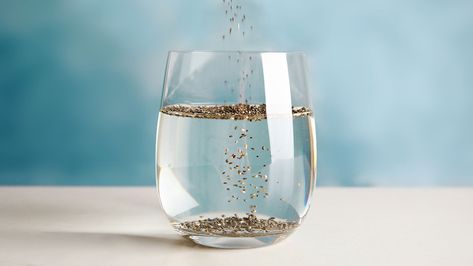 Water With Chia Seeds, Morning Detox Water, Chia Seed Health Benefits, Chia Seed Drinks, Chia Seed Water, Soup Cleanse, Chia Benefits, Chia Seeds Benefits, Easy Mediterranean Diet Recipes