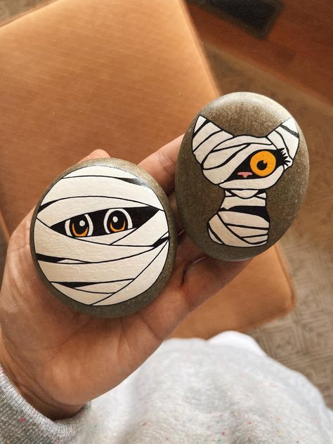 Halloween Rocks, Rock Crafts, Stone Painting, Rock Art, Painted Rocks, Carving, Halloween, Stone, Art