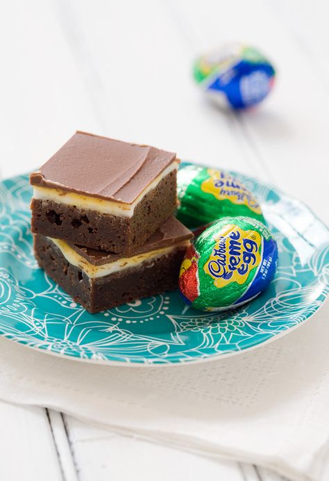 Cadbury Cream Egg Brownies - Fudgy milk chocolate brownies with a homemade cream egg filling and milk chocolate glaze. Cream Egg Brownies, Cadbury Cream Egg, Milk Chocolate Brownies, Resep Brownies, Cadbury Creme Egg, Creamed Eggs, Köstliche Desserts, Yummy Sweets, How Sweet Eats